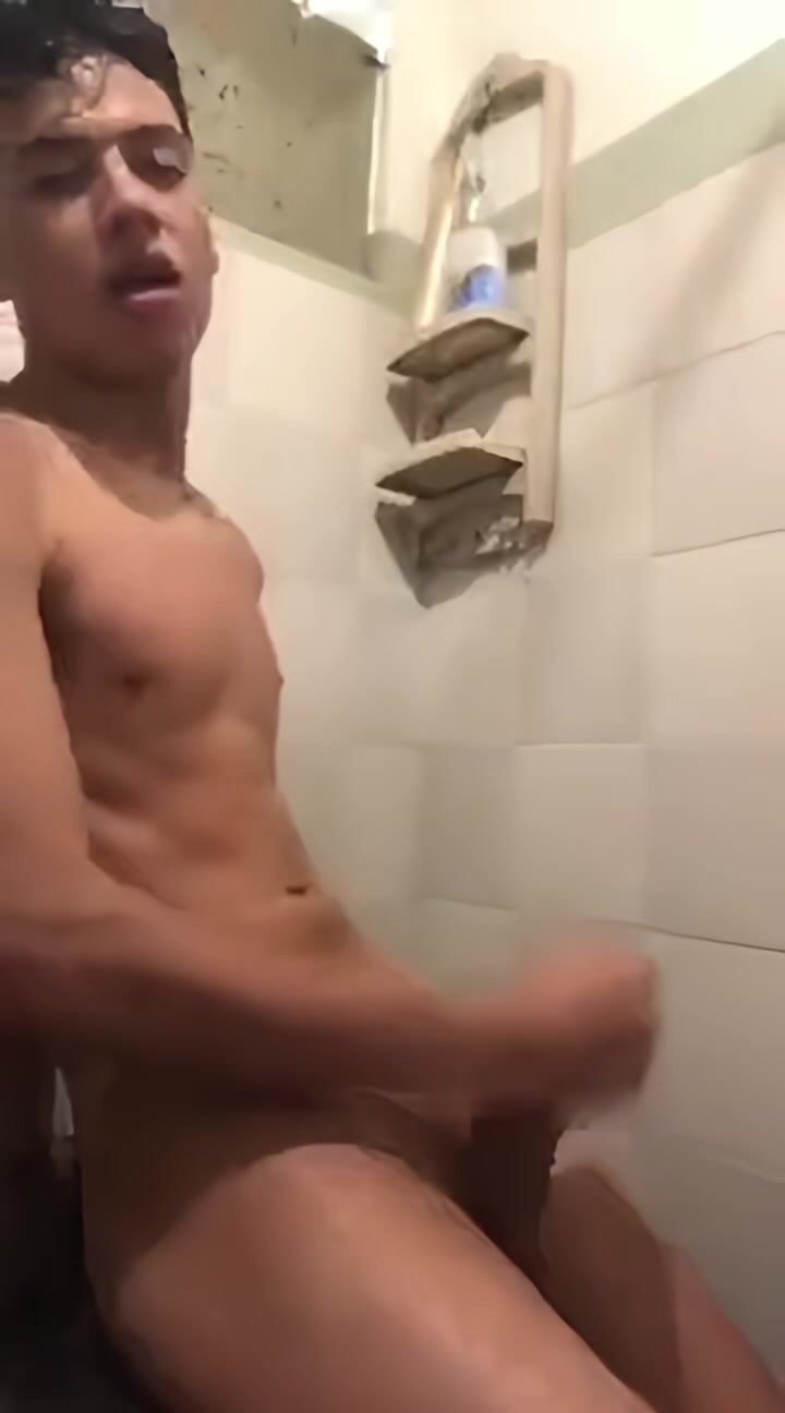 ولد برازيلي يستمني ويقذف