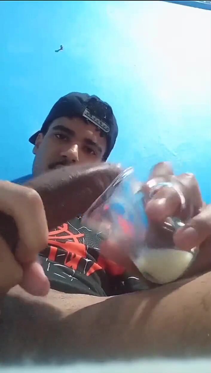 Adolescente brasileño se corre en un vaso