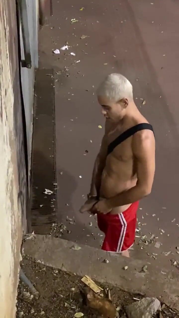 Adolescente brasileño mea chorros calientes