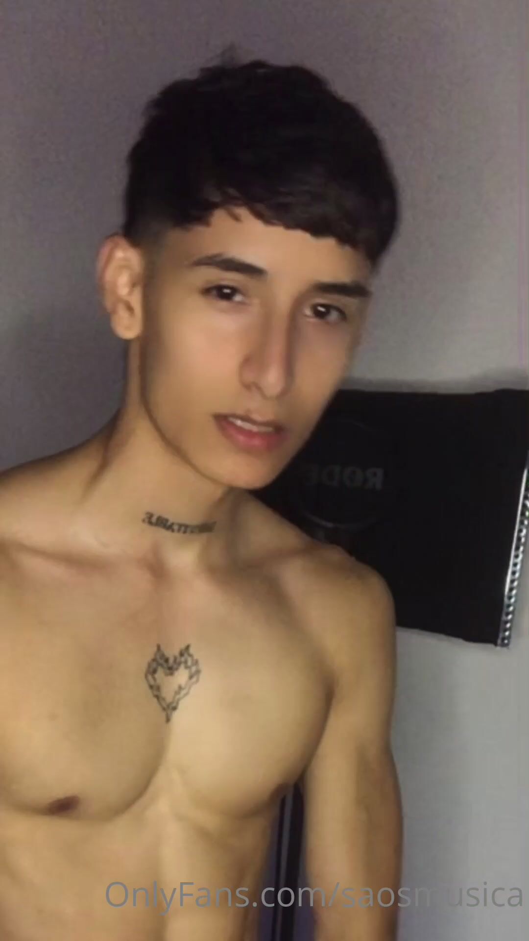 Muskulöser daddy ohne gummi bricht dem jungen das rückgrat