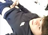 شاب يجرب هودي الجديد