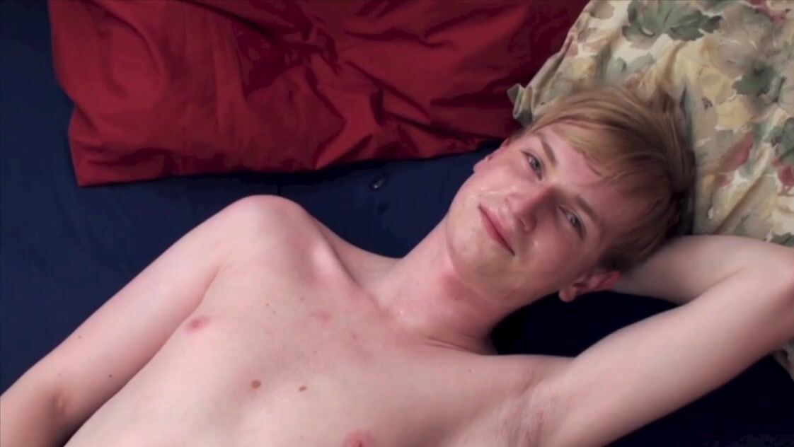 Blond britboy creams his cock on bareback twink