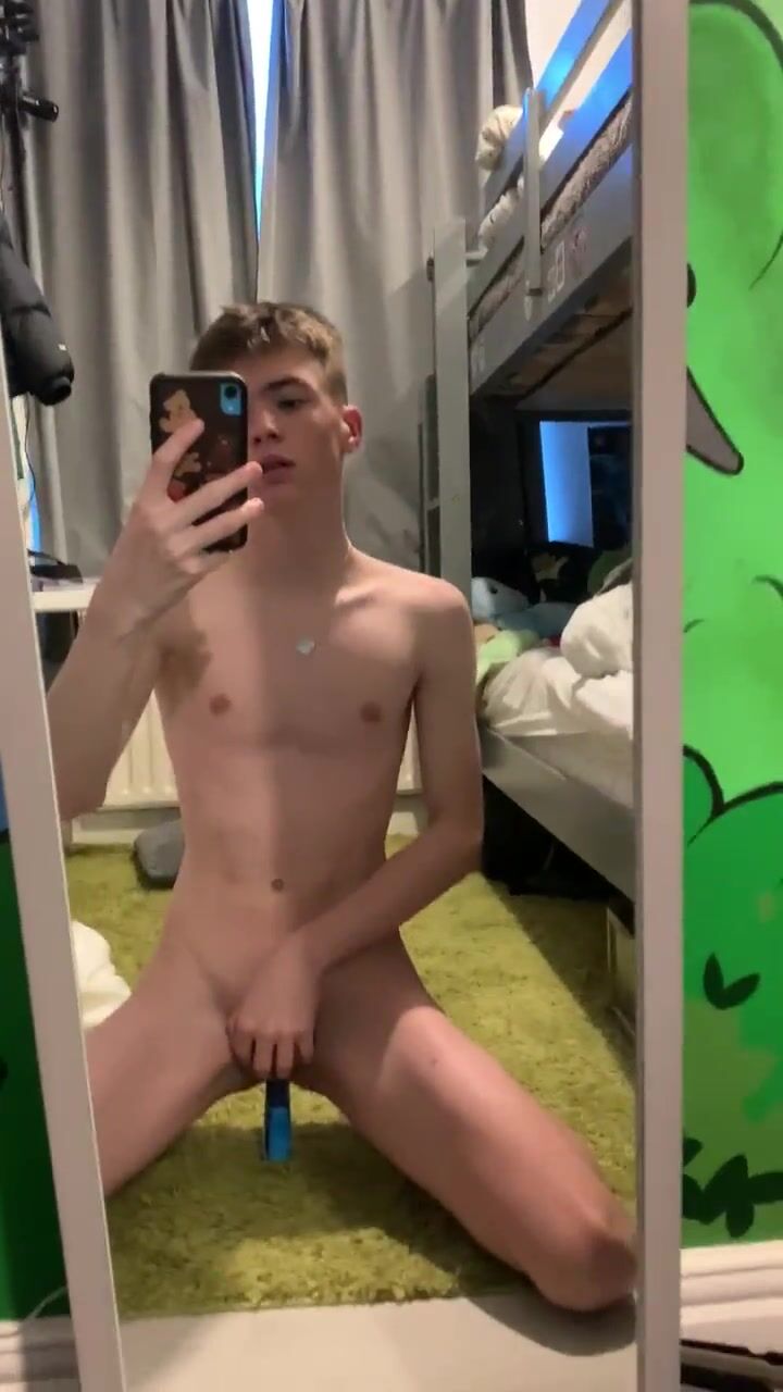 Britischer twink reitet selbstgemachten dildo