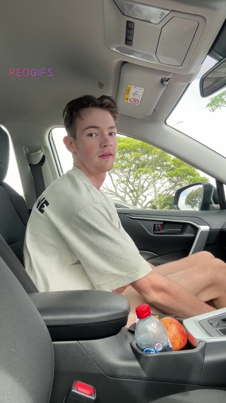 Britischer twink wichst im auto