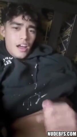 Bro se corre dentro de la sudadera