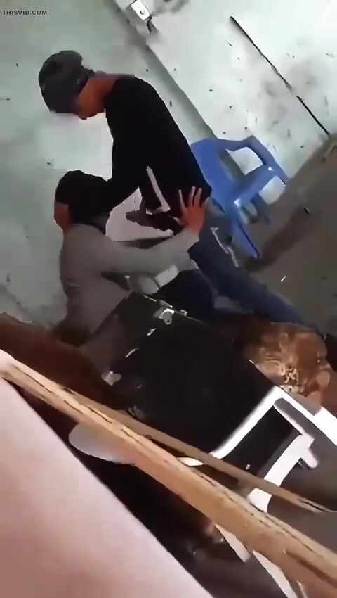 Amigo grava amigo gozando na boca de um cara