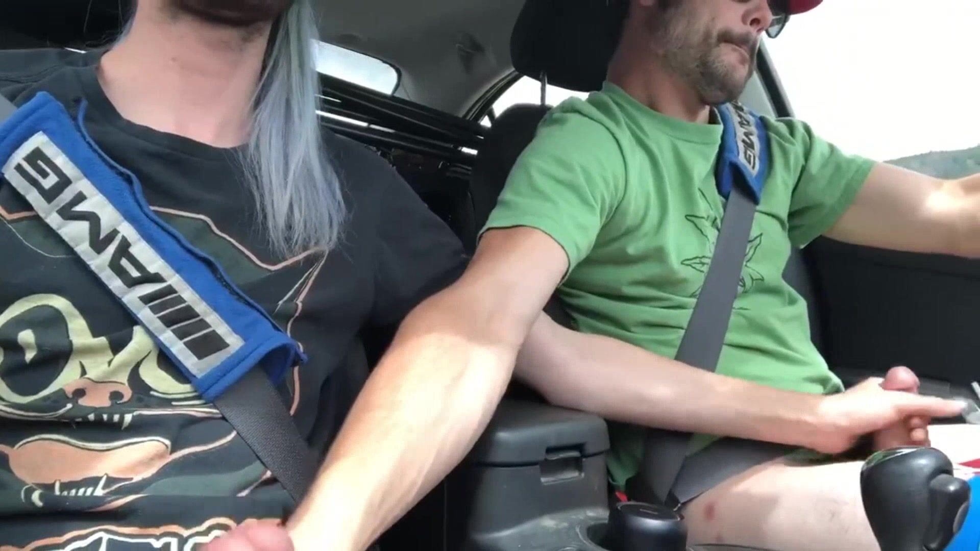 Ado chevauche papa musclé sans capote après festival