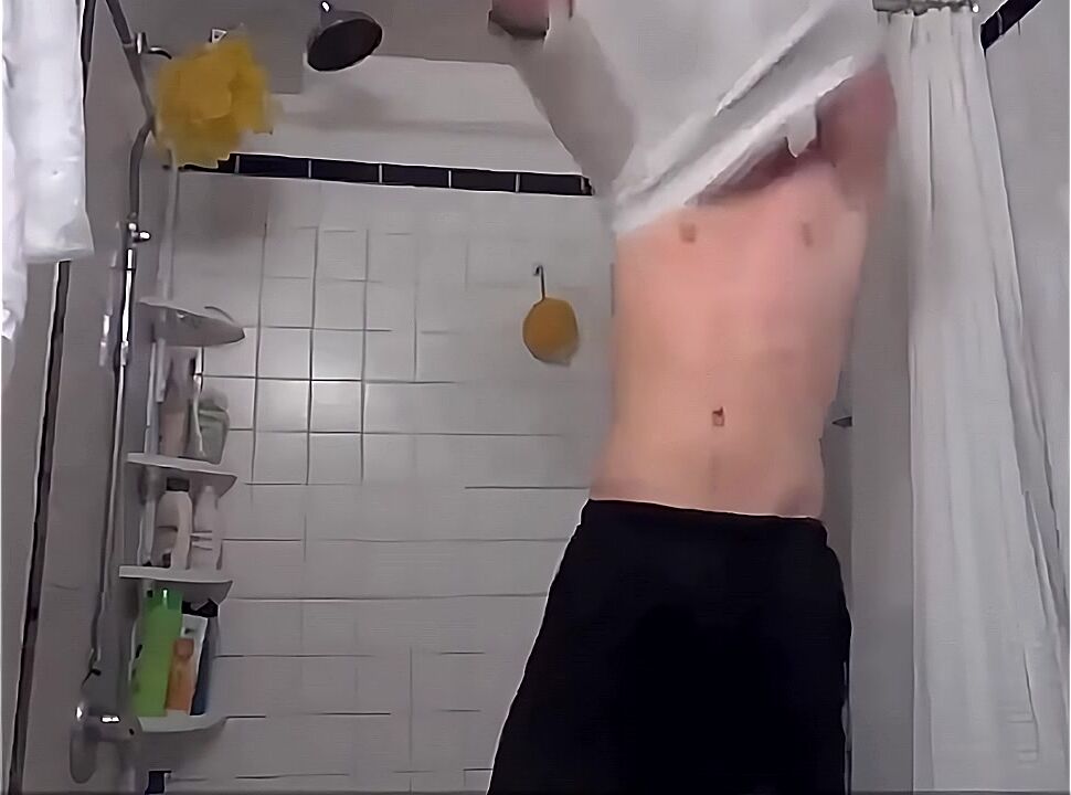 棕发健壮大学生在淋浴间打手枪
