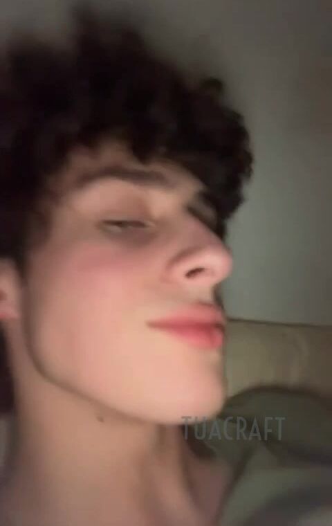 شاب بني الشعر على سناب شات يستمني حتى يقذف