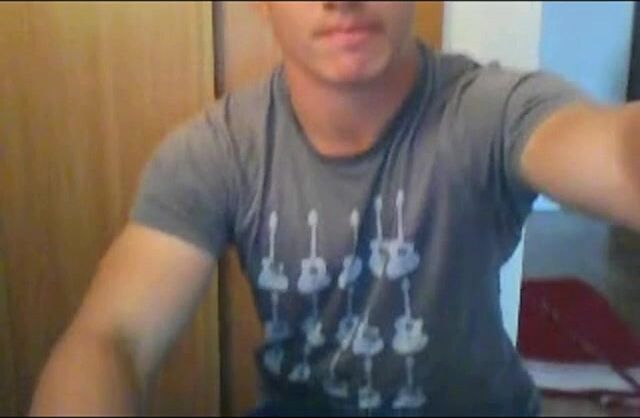 Amateur de culo burbuja se corre en cámara jugando con culo