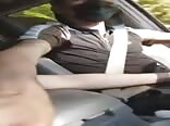Colegas pajean una polla dura en el coche