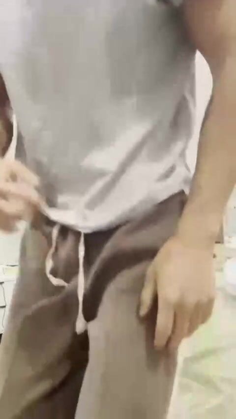 Beau gars asiatique musclé jouit fort