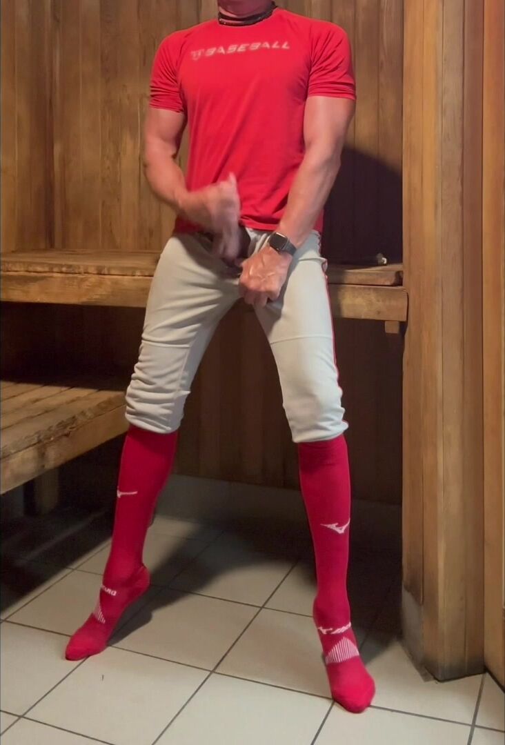 Buff muscle daddy coach barebacks twink in sauna