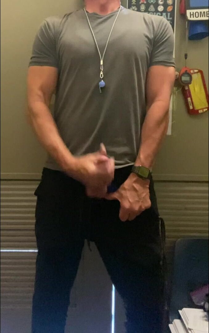 Buff dilf coach blows whistle for cumshot