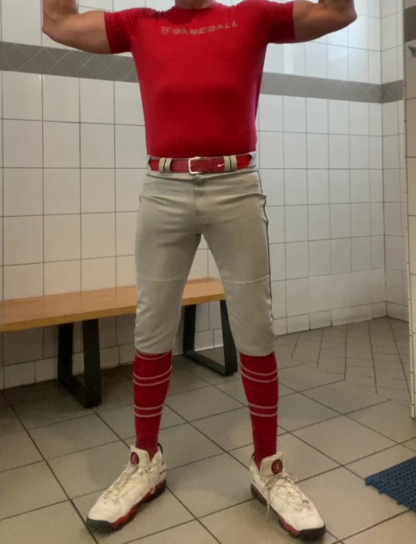 Buff dilfjockdad87 edges cock in locker room baseball gear