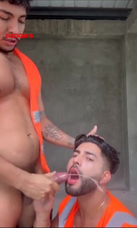 بناة يتبادلون الحليب بدون واقي