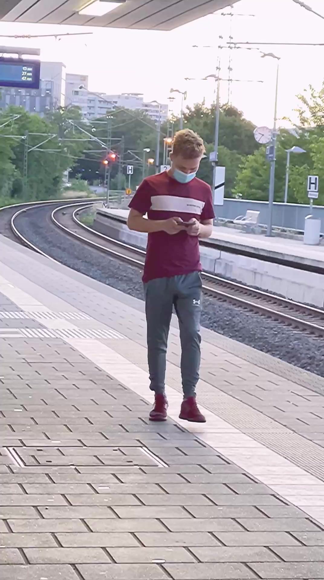 Deutsche freunde, beule und zeigen schwanz