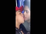 Zärtliche umarmung eines twinks im öffentlichen bus