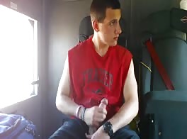 Muskelmann wichst im bus