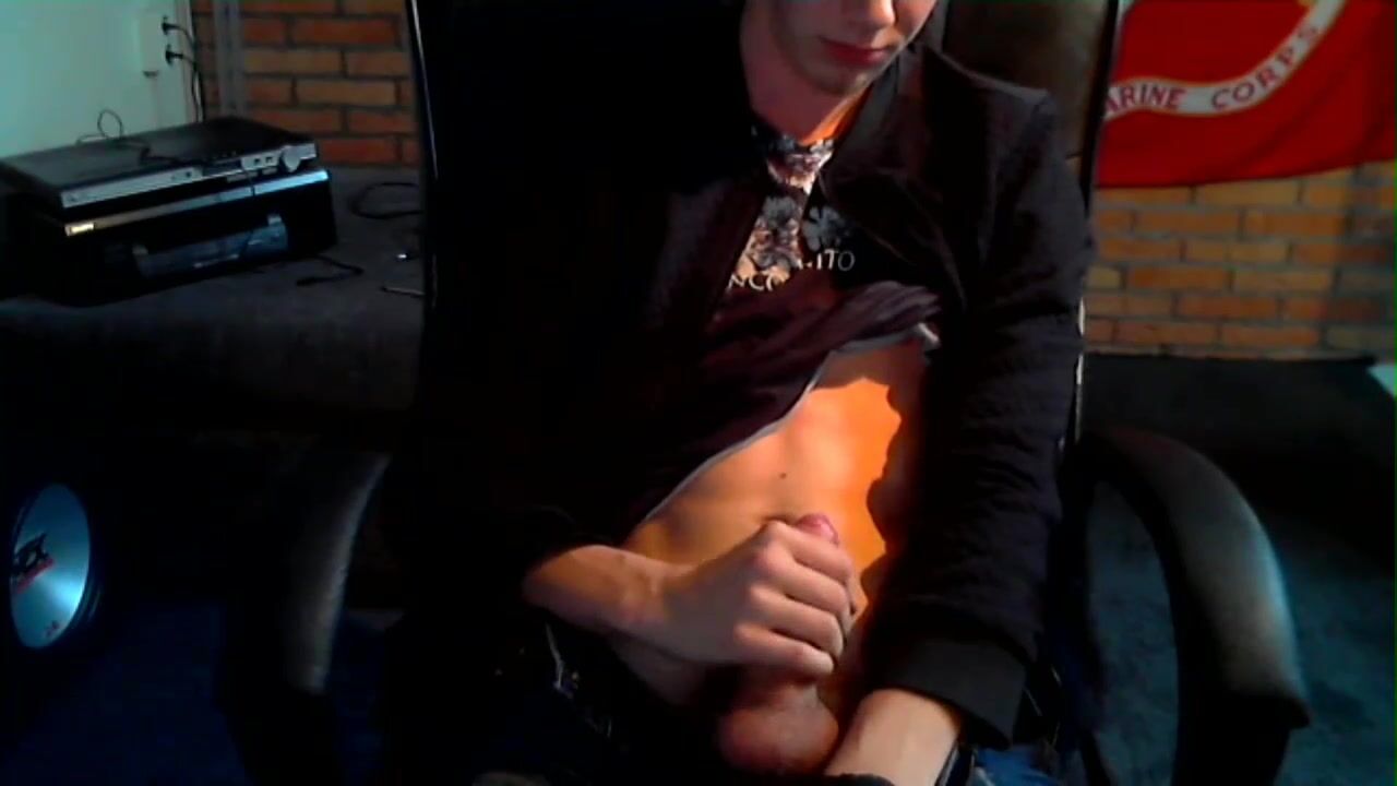 Twink daddy jerks muscle cock after bareback day
