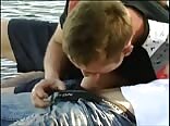 Adolescentes do lago fodem sem camisinha à beira d'água