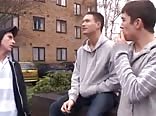 フードの英国少年たちが生でc.j.ジャックスと