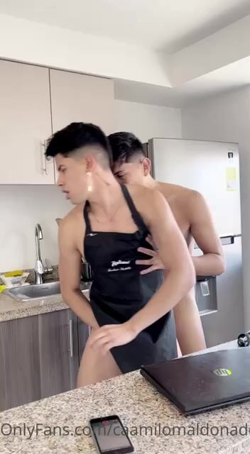 Caamilo maldonado folla sin condón a un papá musculoso en la cocina