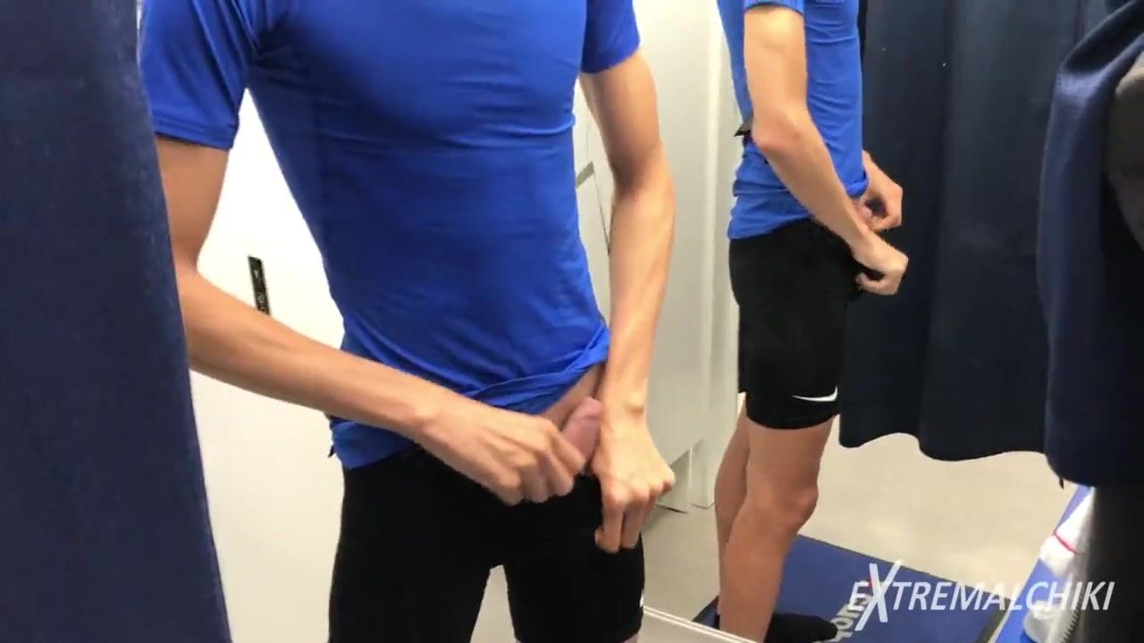 Calda ragazza in forma nel camerino