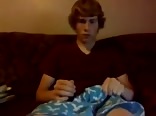 Cam boy branle sa grosse queue sur le canapé