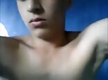 Ado cam se branle sa bite sans capote