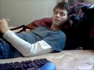 可爱男孩在色情管上猛烈射精