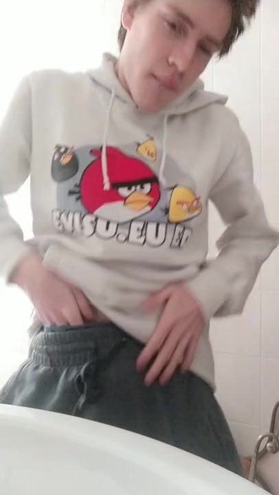 Adolescente safado gozando forte na pia do banheiro