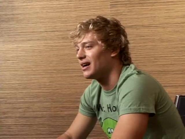 Cameron éjacule dans des vidéos porno gay