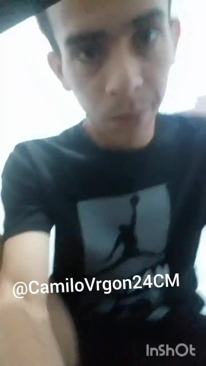 Camilo dotado fumando e masturbando
