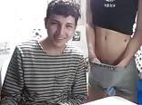 Die jungen sehnen sich nach ärschen und schwänzen zum spaß