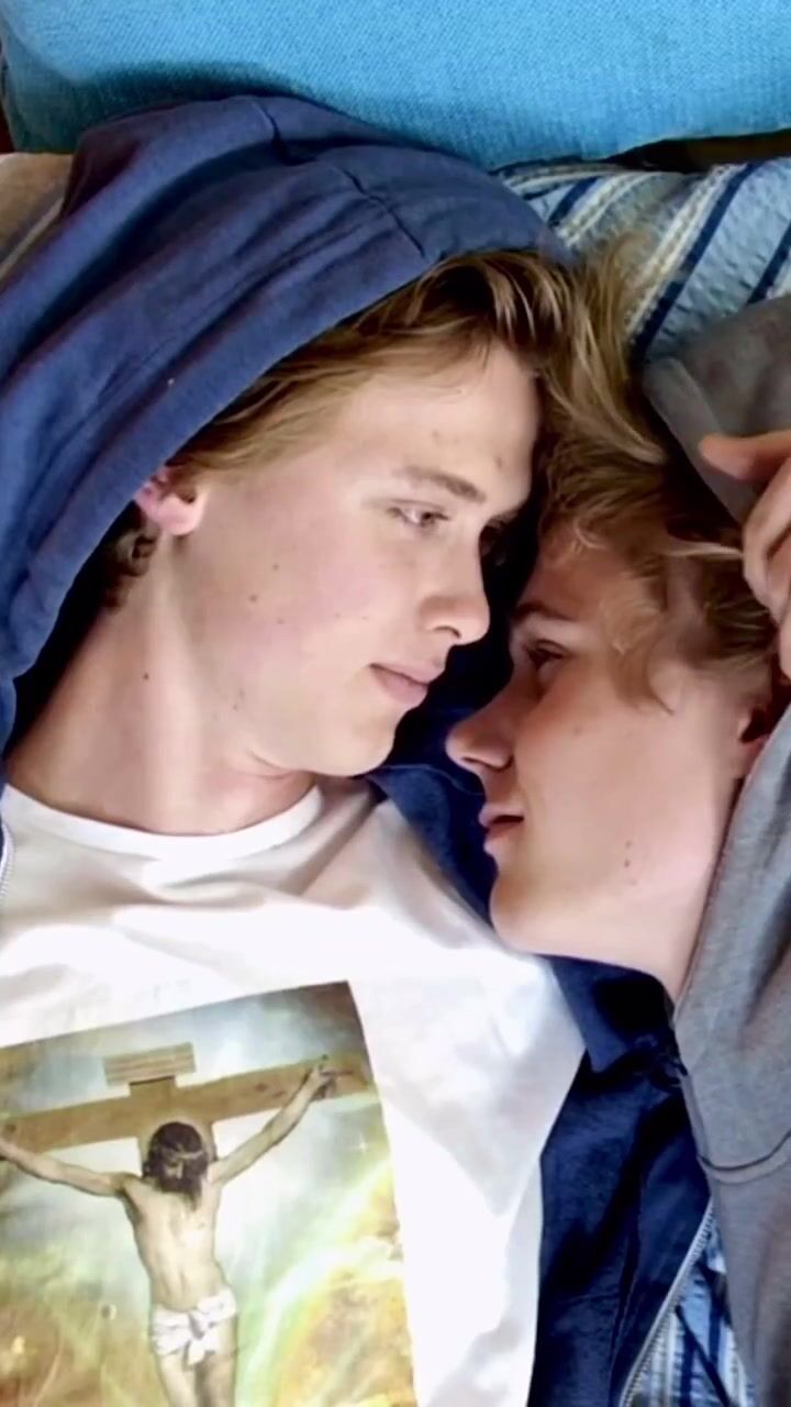 甘いツインクダディ筋肉生チンコキス