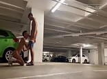 Nackter twink auf parkplatz lutscht muskel-daddy-schwanz