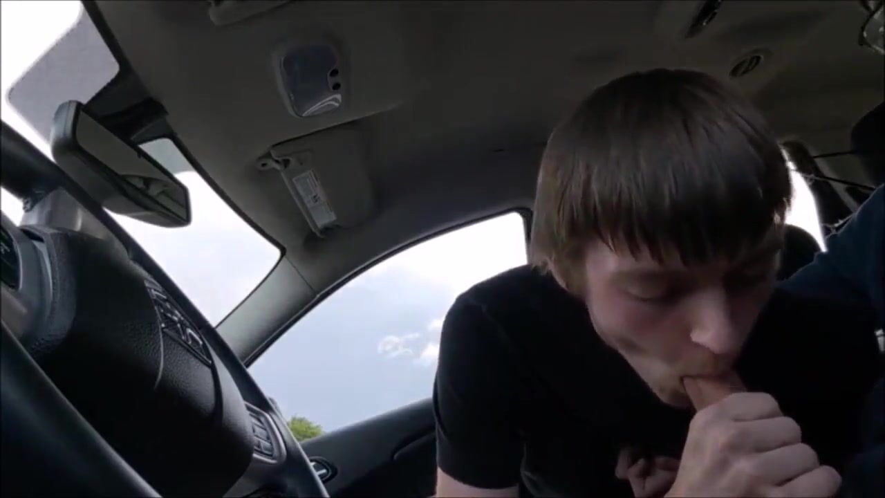 友達が車の中で激しいセックス