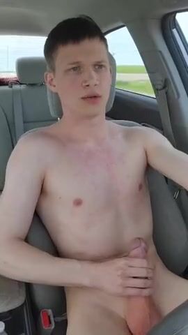 Ado minces solo branlette bite en voiture