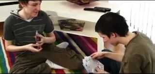 Jeu de cartes pour couple gay avec sexe sans capote