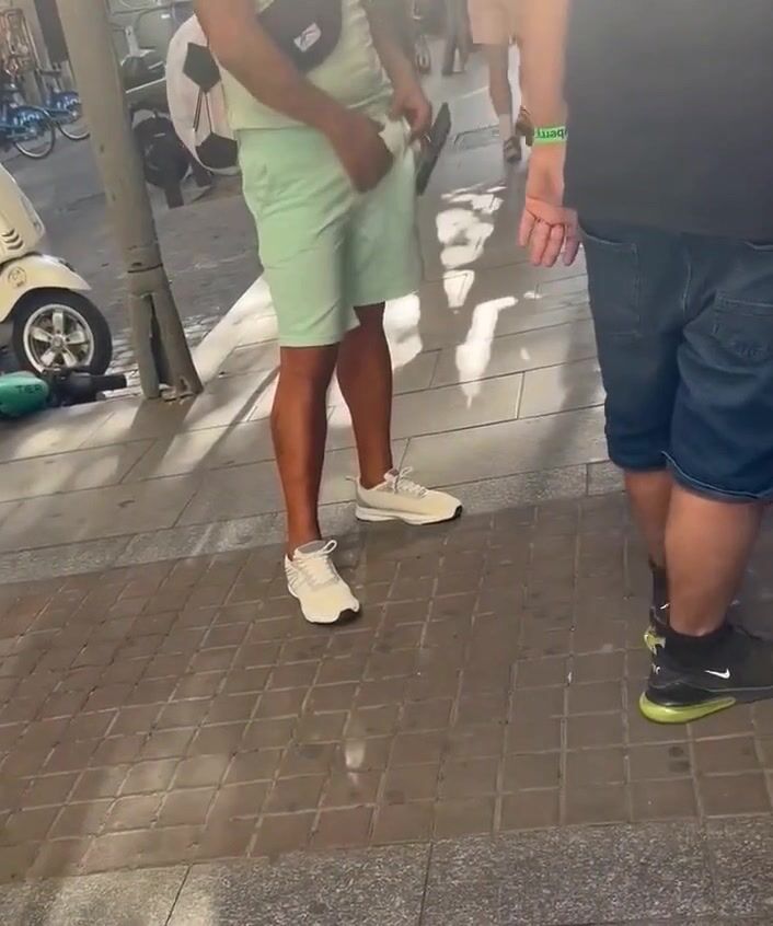 énorme bite exhibée surprise par des mecs excités