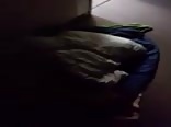 被抓住吃自己精液的年轻男孩