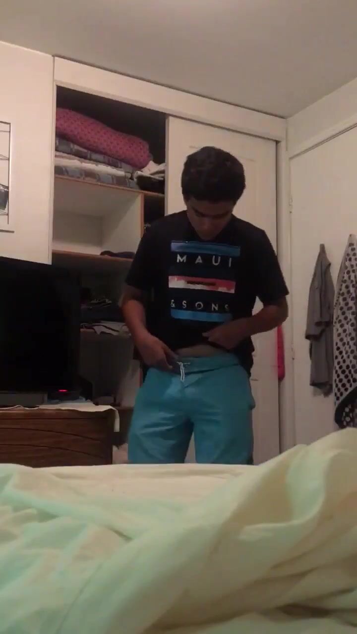 Twink pega o pau nu semiduro do irmão musculoso