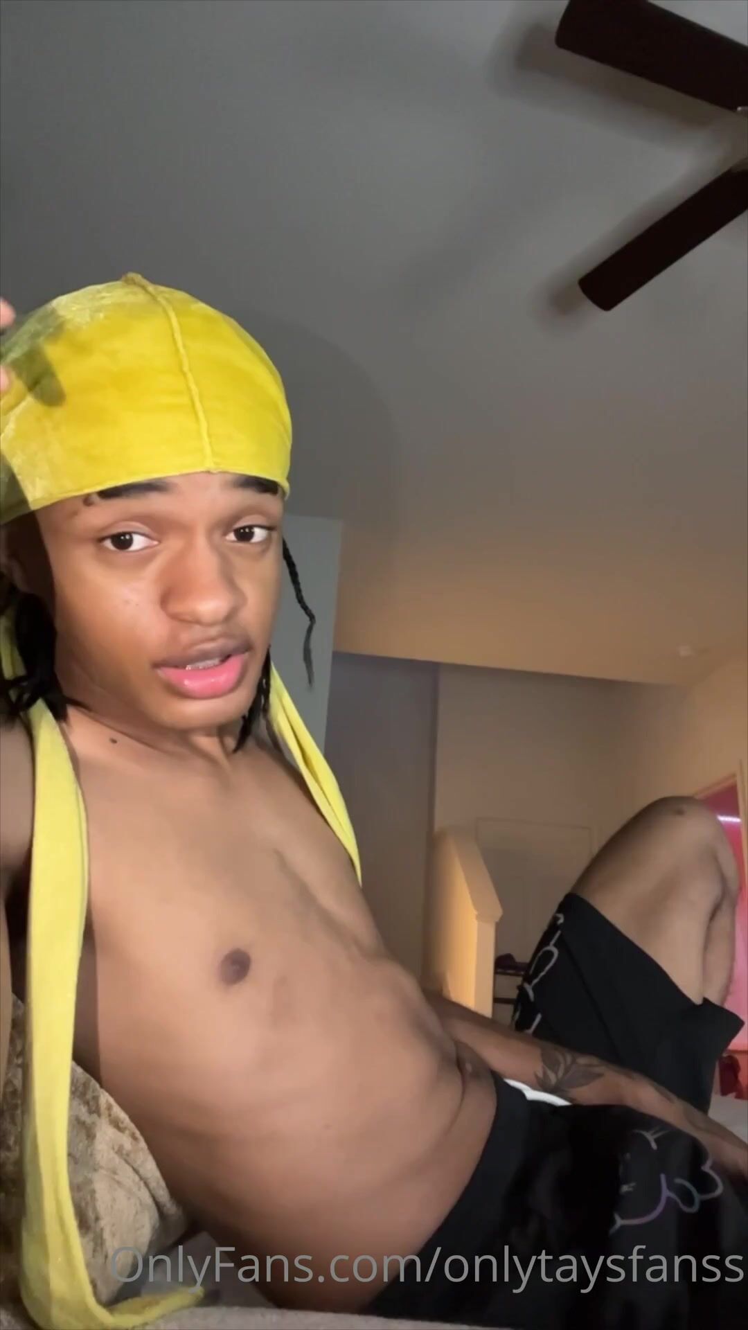 Un colega pillado viendo a un twink follar a pelo la polla musculos...