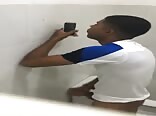 公衆トイレでノーカップルオナニーしている十代に見つかる