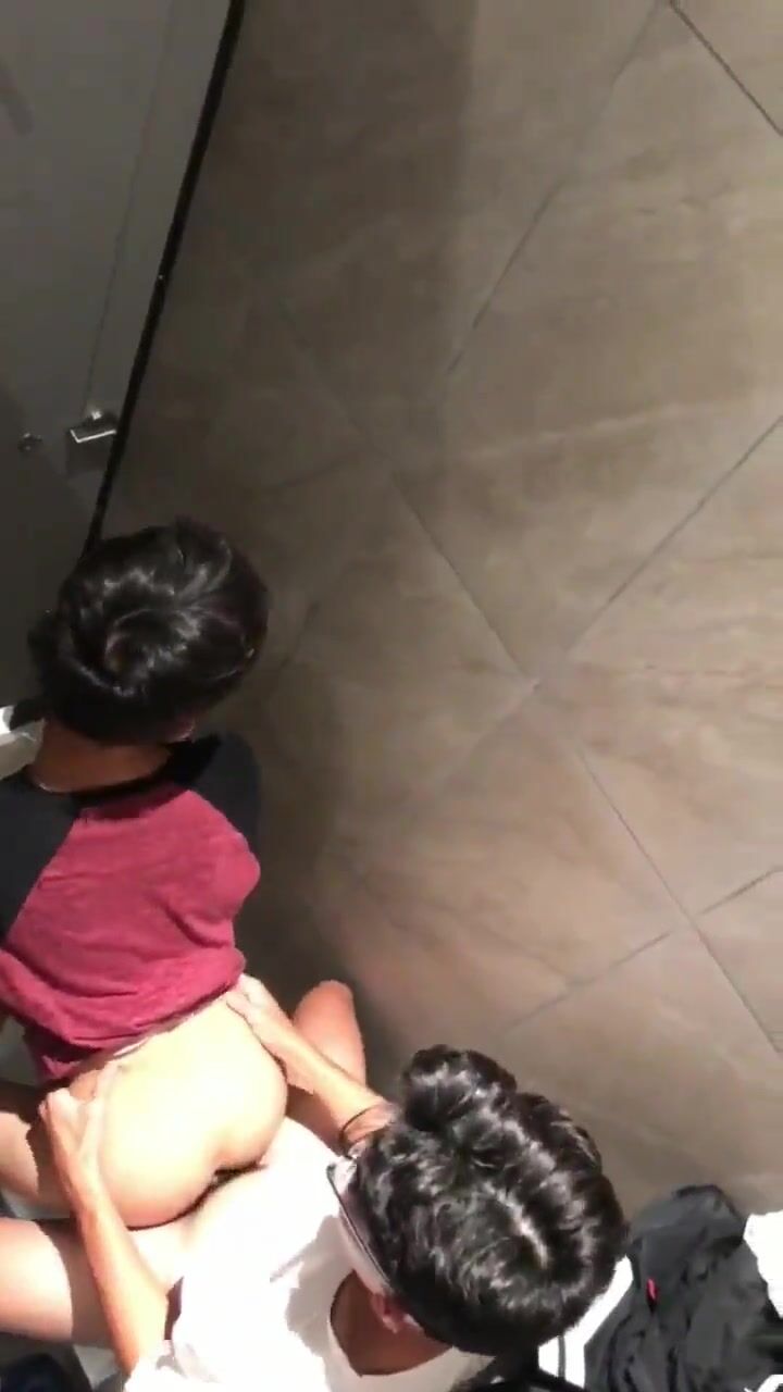 Pillados follando en el centro comercial: tíos expuestos