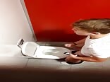 個室でオナニーしている少年が見つかるポルノ