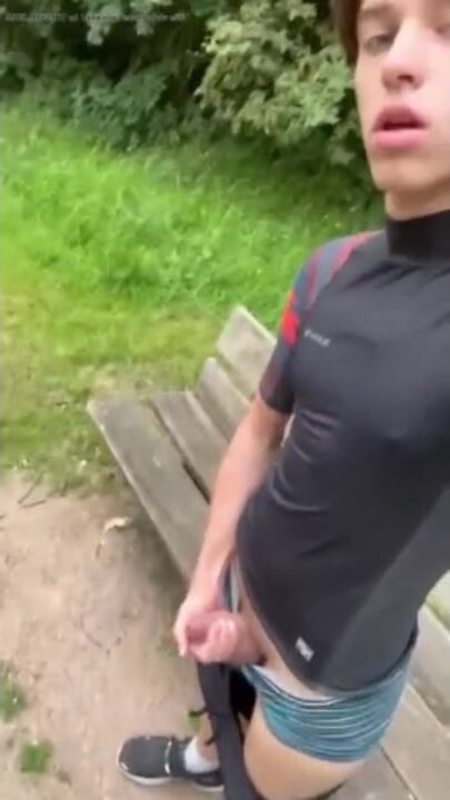 Prominenter tiktoker wichst schwanz blank draußen