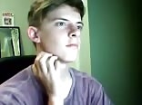 Jeune homme se branle en cam dans du porno gay