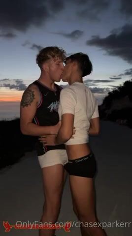 Twink outdoor montando papai musculoso sem capa